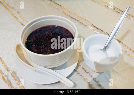 Bubur Pulut Hitam schwarzer Klebreis süßes Dessert mit Kokosmilch Stockfoto