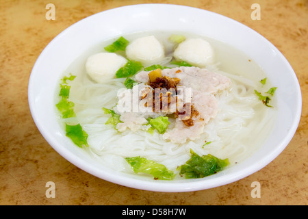 Südostasiatischen Fishball Nudelsuppe mit Schweinefleisch Patty und Schweinefleisch Speck Closeup Stockfoto