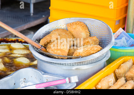 Frisch frittierte Hähnchen Curry Puffs in Hawker stehen in Penang, Malaysia Stockfoto