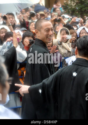 Tokio, Japan. 27. März 2013. Ichikawa Ebizo blinkt ein breites Lächeln, wie er grüßen Fans während einer Parade im Regen durch die Hauptstraße von Tokios Einkaufsviertel Ginza auf Mittwoch, 27. März 2013, anlässlich der Eröffnung des neuen Kabuki-Theaters. Nach dreijähriger Renovierung öffnet das majestätische Theater für Japans jahrhundertealten darstellende Kunst des Kabuki seine Türen für die Öffentlichkeit mit einer drei-Monats-Reihe der begehrtesten Stücke.  (Foto von Natsuki Sakai/AFLO/Alamy Live-Nachrichten) Stockfoto