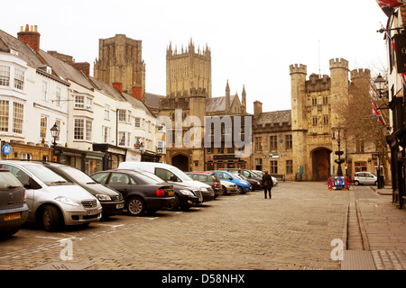 Parken auf dem Marktplatz in Wells, Somerset, England, UK. März 2013 Stockfoto