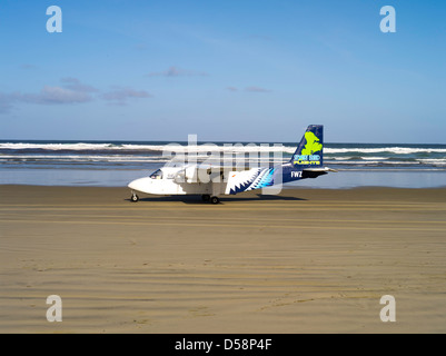 Eine Stewart Island Flüge Jumper Flugzeug liefert Wanderer und Feuerholz zum Strand in Mason Bay, Stewart Island (Rakiura) Stockfoto