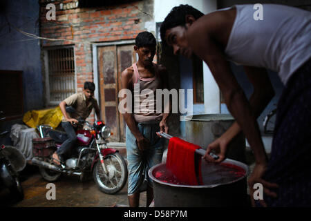 Sep 14, 2012 - Varanasi, Indien - Seide in Varanasi, Indien sterben. Die giftigen Chemikalien in die Seide sterben Prozess verwendet werden in Kanalisation und Ende oben in den Ganges geworfen.  (Kredit-Bild: © Michael Francis McElroy/ZUMAPRESS.com) Stockfoto