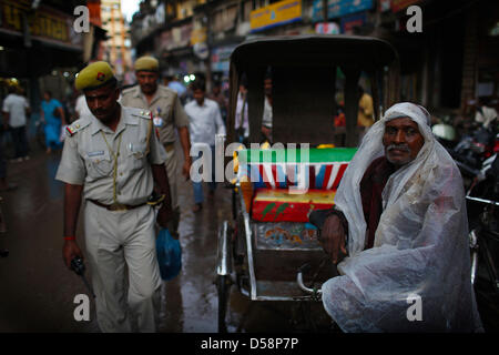 Sep 14, 2012 - Varanasi, Indien - A-Rikscha-Fahrer wartet ein Tarif zwischen Monsun-Regenfälle.  (Kredit-Bild: © Michael Francis McElroy/ZUMAPRESS.com) Stockfoto