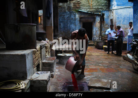 Sep 14, 2012 - Varanasi, Indien - Seide in Varanasi, Indien sterben. Die giftigen Chemikalien in die Seide sterben Prozess verwendet werden in Kanalisation und Ende oben in den Ganges geworfen. (Kredit-Bild: © Michael Francis McElroy/ZUMAPRESS.com) Stockfoto