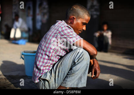 Sep 24, wartet 2012 - Delhi, Indien - A-Rikscha-Fahrer in Delhi, Indien für ärztliche Behandlung, nachdem er sein Ohr abgeschnitten. (Kredit-Bild: © Michael Francis McElroy/ZUMAPRESS.com) Stockfoto