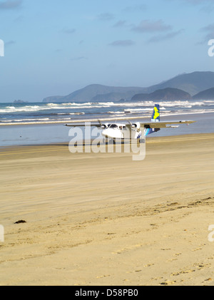 Eine Stewart Island Flüge Jumper Flugzeug liefert Wanderer und Feuerholz zum Strand in Mason Bay, Stewart Island (Rakiura) Stockfoto