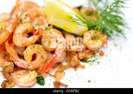 Gebratene Garnelen mit Knoblauch und frischem dill Stockfoto