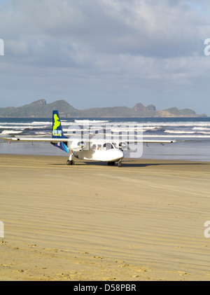 Eine Stewart Island Flüge Jumper Flugzeug liefert Wanderer und Feuerholz zum Strand in Mason Bay, Stewart Island (Rakiura) Stockfoto