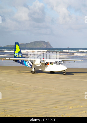 Eine Stewart Island Flüge Jumper Flugzeug liefert Wanderer und Feuerholz zum Strand in Mason Bay, Stewart Island (Rakiura) Stockfoto