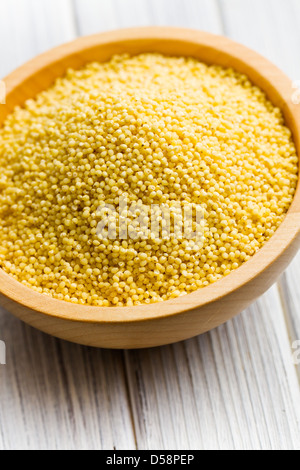 die Hirse in einer Holzschale Stockfoto