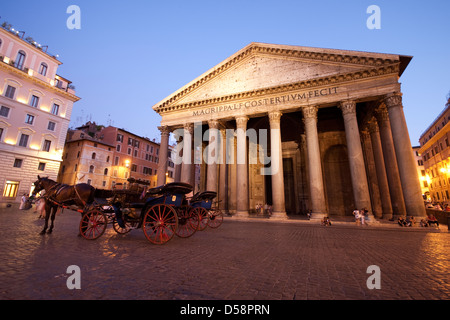 Das Pantheon in der Dämmerung wie gesehen von der Piazza della Rotonda in Rom, Italien Stockfoto