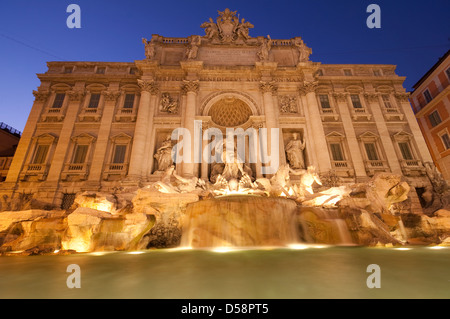 Der Trevi-Brunnen (Fontana di Trevi) in der Nacht in Rom, Italien Stockfoto