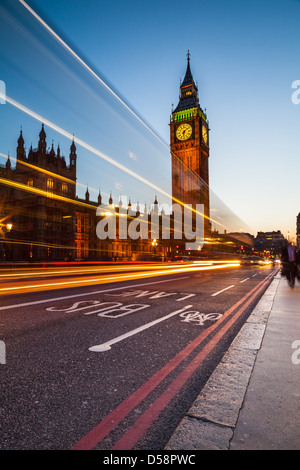 Lichtspuren eines Busses vorbei an Big Ben (Elizabeth Tower) und den Houses of Parliament, Westminster Brücke entlang. Stockfoto