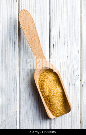 den braunen Zucker in hölzerne Schaufel Stockfoto