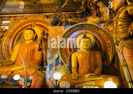 2 Buddha-Statuen im Inneren der Gangaramaya Tempel in Colombo, Sri Lanka Stockfoto