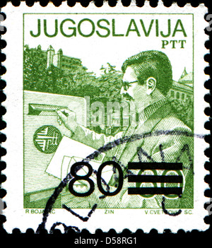 Jugoslawien - CIRCA 1986: Briefmarke gedruckt in Jugoslawien zeigt Mann Put umhüllen in Mailbox, ca. 1986 Stockfoto