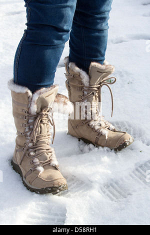 Nahaufnahme eines Womans Stiefel im Schnee Stockfoto