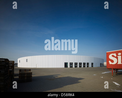 Logistikhalle bei Vitra Campus, am Weil Rhein, Deutschland. Architekt: SANAA, 2012. Umfassenden Überblick über Industriestandort. Stockfoto