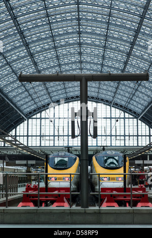 Eurostar-Züge in London St Pancras Station, die vor kurzem mit dem Zusatz von einem Glasdach wiederaufgebaut wurde. Stockfoto