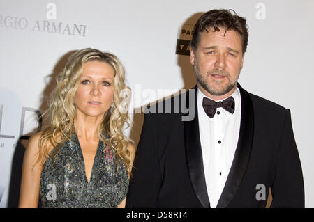 Schauspieler Russell Crowe und seiner Frau Danielle Spencer besuchen das AmfAR-Kino gegen Aids-Gala im Rahmen der 63. Cannes Film Festival 2010 in das Hotel Du Cap in Cap d ' Antibes, Frankreich, 20. Mai 2010. Foto: Hubert Boesl Stockfoto