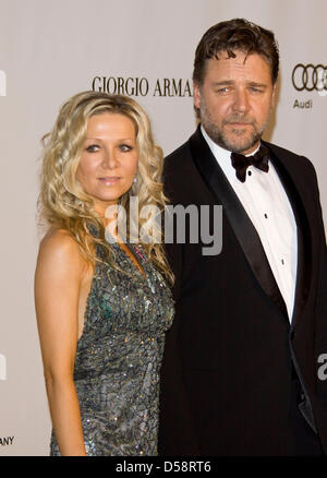 Schauspieler Russell Crowe und seiner Frau Danielle Spencer besuchen das AmfAR-Kino gegen Aids-Gala im Rahmen der 63. Cannes Film Festival 2010 in das Hotel Du Cap in Cap d ' Antibes, Frankreich, 20. Mai 2010. Foto: Hubert Boesl Stockfoto