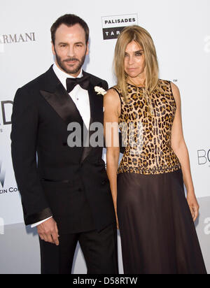 US amerikanische Designer und Regisseur Tom Ford und die Chefredakteurin der französischen Vogue Carine Roitfeld, besuchen das AmfAR-Kino gegen Aids-Gala im Rahmen der 63. Cannes Film Festival 2010 in das Hotel Du Cap in Cap d ' Antibes, Frankreich, 20. Mai 2010. Foto: Hubert Boesl Stockfoto