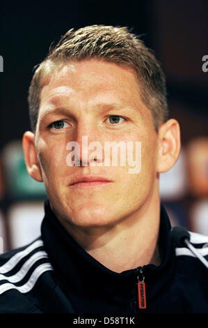 Bayern-Mittelfeldspieler Bastian Schweinsteiger blickt in das Handout Bild zur Verfügung gestellt von der UEFA FC Bayern München auf der Pressekonferenz vor dem Finale UEFA Champions League Spiel gegen Inter Mailand im Estadio Santiago Bernabeu am 21. Mai 2010 in Madrid, Spanien auf. (Foto von der UEFA/UEFA) Stockfoto