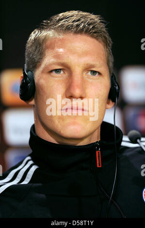 Bayern-Mittelfeldspieler Bastian Schweinsteiger blickt in das Handout Bild zur Verfügung gestellt von der UEFA FC Bayern München auf der Pressekonferenz vor dem Finale UEFA Champions League Spiel gegen Inter Mailand im Estadio Santiago Bernabeu am 21. Mai 2010 in Madrid, Spanien auf. (Foto von der UEFA/UEFA) Stockfoto