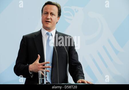 Neue britische Premierminister David Cameron besucht eine Pressekonferenz im Bundeskanzleramt in Berlin, Deutschland, 21. Mai 2010. Während ihres Treffens der beiden konservativen Politiker diskutiert europäische und steuerliche Angelegenheiten, insbesondere die Krise der Eurozone sollte eine wichtige Rolle gespielt haben. Foto: RAINER JENSEN Stockfoto