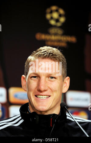 Bayern-Mittelfeldspieler Bastian Schweinsteiger blickt in das Handout Bild zur Verfügung gestellt von der UEFA FC Bayern München auf der Pressekonferenz vor dem Finale UEFA Champions League Spiel gegen Inter Mailand im Estadio Santiago Bernabeu am 21. Mai 2010 in Madrid, Spanien auf. (Foto von der UEFA/UEFA) Stockfoto