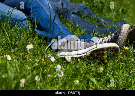 Jugend keine entspannen eine Wiese Stockfoto