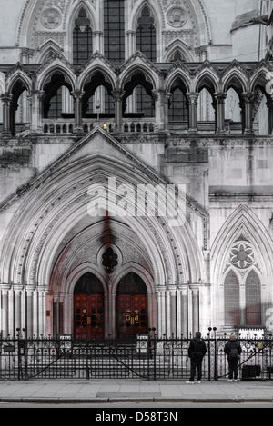 Eintritt in die Royal Courts of Justice, die an der Kreuzung der Fleet Street und der Strang in London ist. Stockfoto