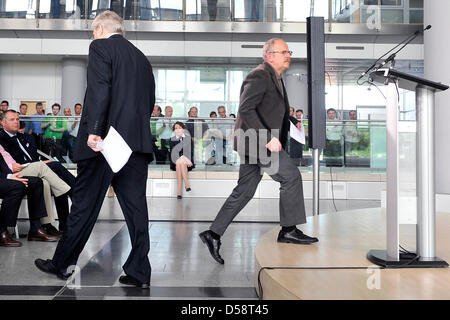 Nick Reilly (L), CEO der Autobauer Opel und des Unternehmens arbeitet Rat Vorsitzender Klaus Franz während einer Pressekonferenz im Opel-Werk in Rüsselsheim, Deutschland, 21. Mai 2010. Reilly und Franz kündigte Details des Umstrukturierungsplans für die angeschlagenen General Motors-Tochter. Foto: MARIUS BECKER Stockfoto