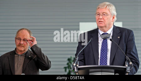 Nick Reilly (R), CEO der Autobauer Opel und des Unternehmens arbeitet Rat Vorsitzender Klaus Franz geben eine Pressekonferenz im Opel-Werk in Rüsselsheim, Deutschland, 21. Mai 2010. Reilly und Franz kündigte Details des Umstrukturierungsplans für die angeschlagenen General Motors-Tochter. Foto: MARIUS BECKER Stockfoto