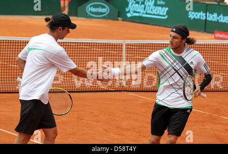 Argentinische Horacio Zeballos (L) und Juan Monaco während ihres doppelten Spiels gegen den Franzosen Nicolas Mahut und Jeremy Chardy Tennis World Team Cup statt im Rochusclub in Düsseldorf, Deutschland, 21. Mai 2010. Foto: ROLAND WEIHRAUCH Stockfoto