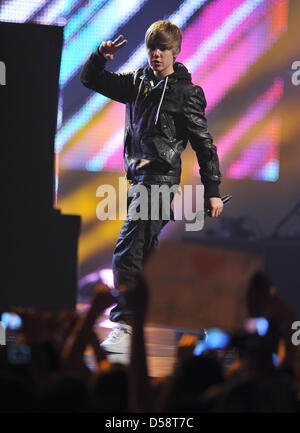 Kanadische Sänger Justin Bieber führt während der VIVA Comet 2010 Music Award in "König-Pilsener Arena" in Oberhausen, Deutschland, 21. Mai 2010. Musiksender VIVA vergibt den Preis in acht Kategorien. Foto: Jörg Carstensen Stockfoto