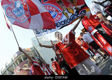 Fans des FC Bayern München feiern vor dem UEFA Champions League Finale Spiel Bayern München Vs Inter Mailand im Estadio Santiago Bernabeu in Madrid, Spanien, 22. Mai 2010. Foto: ANDREAS GEBERT Stockfoto