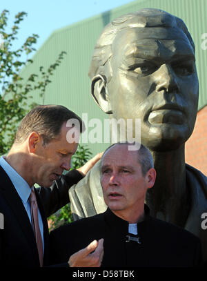 Ehemalige deutsche Box-Weltmeister Henry Turnierreiter (L) und Bildhauer Carsten Eggers sprechen nach der Enthüllung der Skulptur von legendären deutschen Boxer Max Schmeling (1905-2005) in Hollenstedt, Deutschland, 21. Mai 2010. Die Neugestaltung des Platzes, der Skulptur und eine Informationstafel kostet ca. 60 000 Euro; mehr als zwei Drittel der Summe wurden Spenden aus aller Welt. Stockfoto