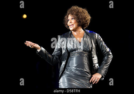 US-Sängerin Whitney Houston führt während eines Konzerts in Hanns-Martin-Schleyer-Halle in Stuttgart, Deutschland, 22. Mai 2010. 46-j hrige Houston ist auf Welttournee zum ersten Mal in zehn Jahren und präsentiert Songs aus ihrem neuesten Album "I Look To You". Houston wird auch Konzerte in Oberhausen, Nürnberg, Mannheim und Frankfurt Main geben. Foto: Uwe Ansbach Stockfoto