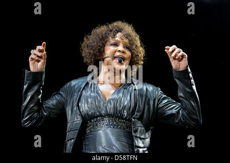 US-Sängerin Whitney Houston führt während eines Konzerts in Hanns-Martin-Schleyer-Halle in Stuttgart, Deutschland, 22. Mai 2010. 46-j hrige Houston ist auf Welttournee zum ersten Mal in zehn Jahren und präsentiert Songs aus ihrem neuesten Album "I Look To You". Houston wird auch Konzerte in Oberhausen, Nürnberg, Mannheim und Frankfurt Main geben. Foto: Uwe Ansbach Stockfoto