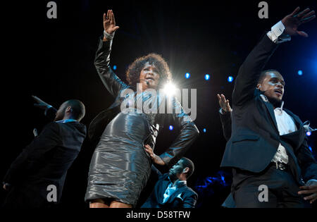 US-Sängerin Whitney Houston führt während eines Konzerts in Hanns-Martin-Schleyer-Halle in Stuttgart, Deutschland, 22. Mai 2010. 46-j hrige Houston ist auf Welttournee zum ersten Mal in zehn Jahren und präsentiert Songs aus ihrem neuesten Album "I Look To You". Houston wird auch Konzerte in Oberhausen, Nürnberg, Mannheim und Frankfurt Main geben. Foto: Uwe Ansbach Stockfoto