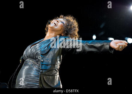 US-Sängerin Whitney Houston führt während eines Konzerts in Hanns-Martin-Schleyer-Halle in Stuttgart, Deutschland, 22. Mai 2010. 46-j hrige Houston ist auf Welttournee zum ersten Mal in zehn Jahren und präsentiert Songs aus ihrem neuesten Album "I Look To You". Houston wird auch Konzerte in Oberhausen, Nürnberg, Mannheim und Frankfurt Main geben. Foto: Uwe Ansbach Stockfoto