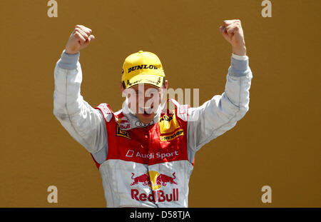 Schwedische Mattias Ekstroem des Audi Sport Team Abt Sportsline feiert seinen Sieg auf dem Podium nach dem Rennen der Deutschen Tourenwagen Masters (DTM) in Circuit Valencia in Valencia, Spanien, 23. Mai 2010. Foto: ITR / Jürgen Tap Stockfoto