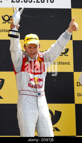 Schwedische Mattias Ekstroem des Audi Sport Team Abt Sportsline feiert seinen Sieg auf dem Podium nach dem Rennen der Deutschen Tourenwagen Masters (DTM) in Circuit Valencia in Valencia, Spanien, 23. Mai 2010. Foto: ITR / Jürgen Tap Stockfoto