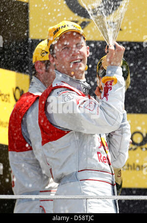 Schwedische Mattias Ekstroem des Audi Sport Team Abt Sportsline feiert seinen Sieg auf dem Podium nach dem Rennen der Deutschen Tourenwagen Masters (DTM) in Circuit Valencia in Valencia, Spanien, 23. Mai 2010. Foto: ITR / Jürgen Tap Stockfoto