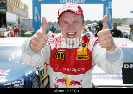 Schwedische Mattias Ekstroem des Audi Sport Team Abt Sportsline feiert seinen Sieg nach dem Rennen der Deutschen Tourenwagen Masters (DTM) in Circuit Valencia in Valencia, Spanien, 23. Mai 2010. Foto: ITR / Jürgen Tap Stockfoto