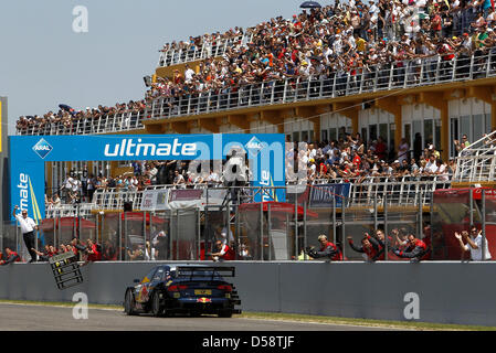 Schwedische Mattias Ekstroem des Audi Sport Team Abt Sportsline beendet das Deutsche Tourenwagen Masters (DTM)-Rennen in Circuit Valencia in Valencia, Spanien, 23. Mai 2010. Eckstroem gewann das Rennen. Foto: ITR / Jürgen Tap Stockfoto