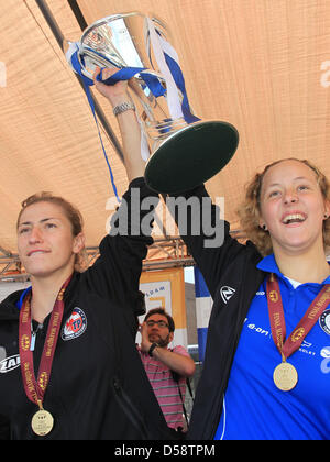 Anna Felicitas Sarholz (R), Torwart des FFC Turbine Potsdam und sein Teamkollege Bianca Schmidt posieren mit der Champions League Trophy im Rahmen eines Empfangs am Brandenburger Tor in Potsdam, Deutschland, 24. Mai 2010. Der amtierende deutsche Meister gewann das erste Champions League Titel in der Geschichte des Frauenfußballs. Foto: JENS WOLF Stockfoto