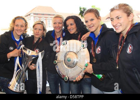 Spieler Anna Felicitas Sarholz (L-R), Jennifer Zietz, Viola Odebrecht, Fatmire Bajramaj, Desiree Schumann und Bianca Schmidt vom FFC Turbine Potsdam Pose mit der Championsleague und Bundesliga Trophäen im Rahmen eines Empfangs am Brandenburger Tor in Potsdam, Deutschland, 24. Mai 2010. Der amtierende deutsche Meister gewann das erste Champions League Titel in der Geschichte des Frauenfußballs Stockfoto